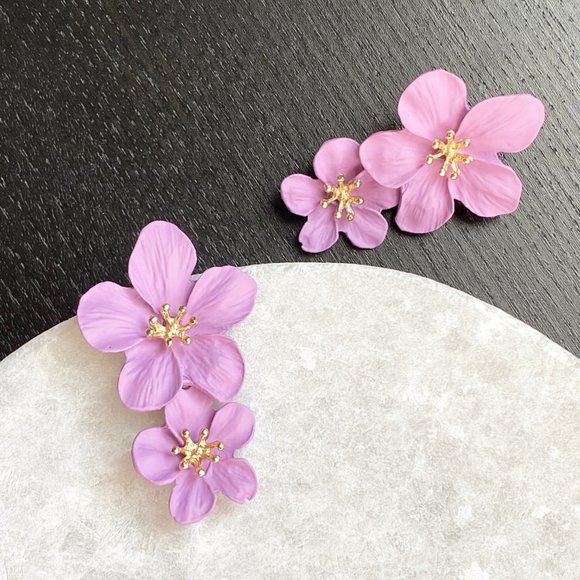 Jewelry - NEW Flower stud earrings in matte purple